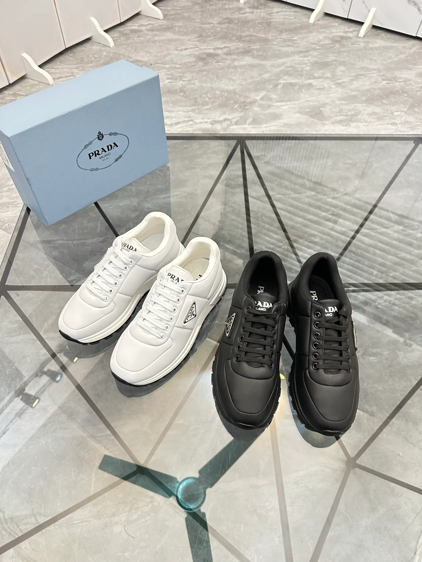 Men's shoes: 💰P440¥ Product trademark: Prada *"Prada*" low-top casual shoes Regular size: 38-44 (can be customized to 45.46) Product materials: imported cowhide upper, sheepskin lining, original outsole. Number: 835